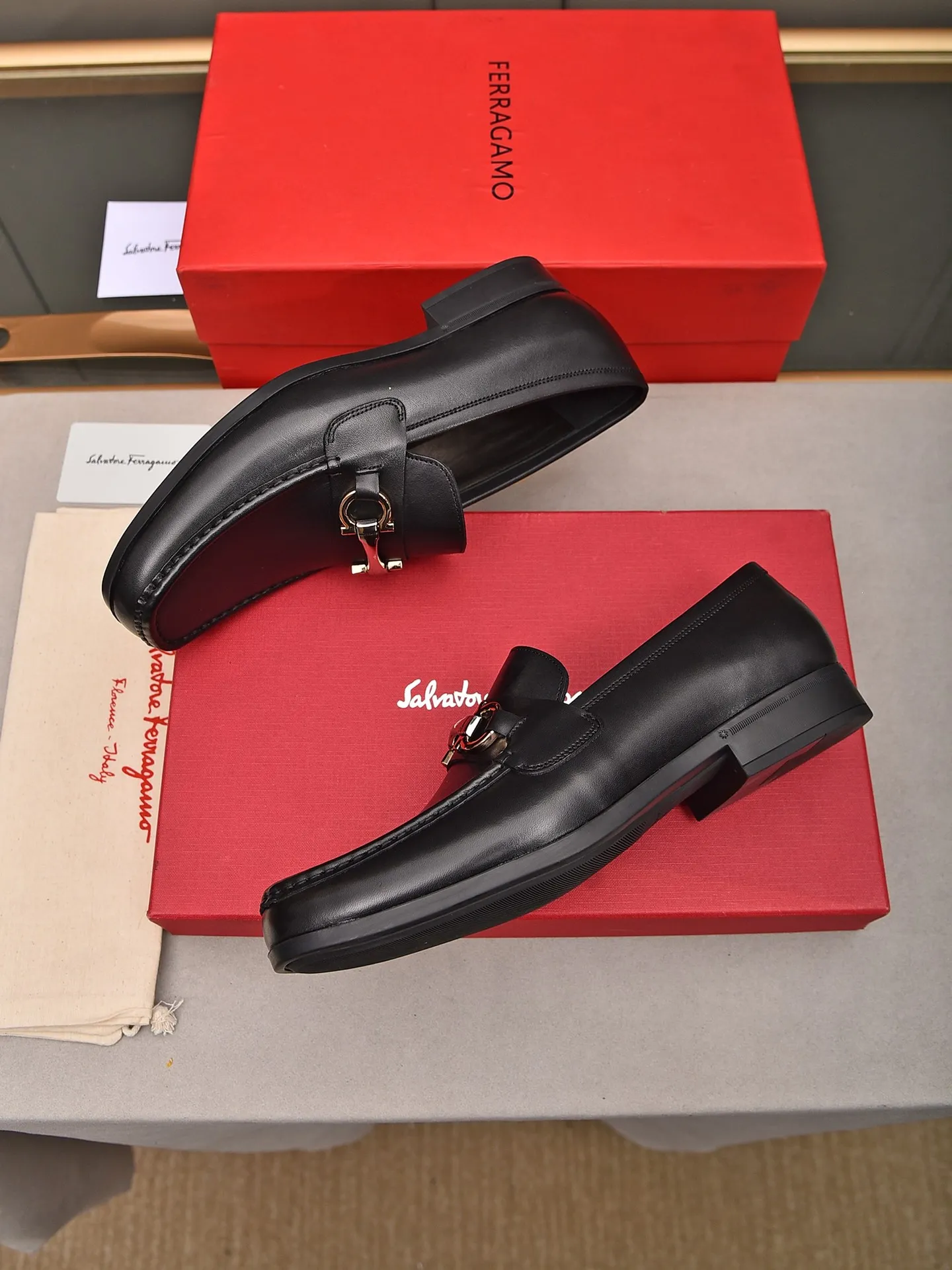 Men's shoes 💰: 460 [Original running volume and quality] Brand: Ferragamo (Ferragamo) Size: Men's size 38/44 (45 can be customized) Grade: Same style as the official website High-end quality men's shoes Material: Original first-layer calfskin Water-dyed cowhide lining Original outsole Style categories: Men's fashion formal business casual leather shoes Slip-on men's high-top series Young fashion European and American trends British style Casual matching Comfortable on the feet